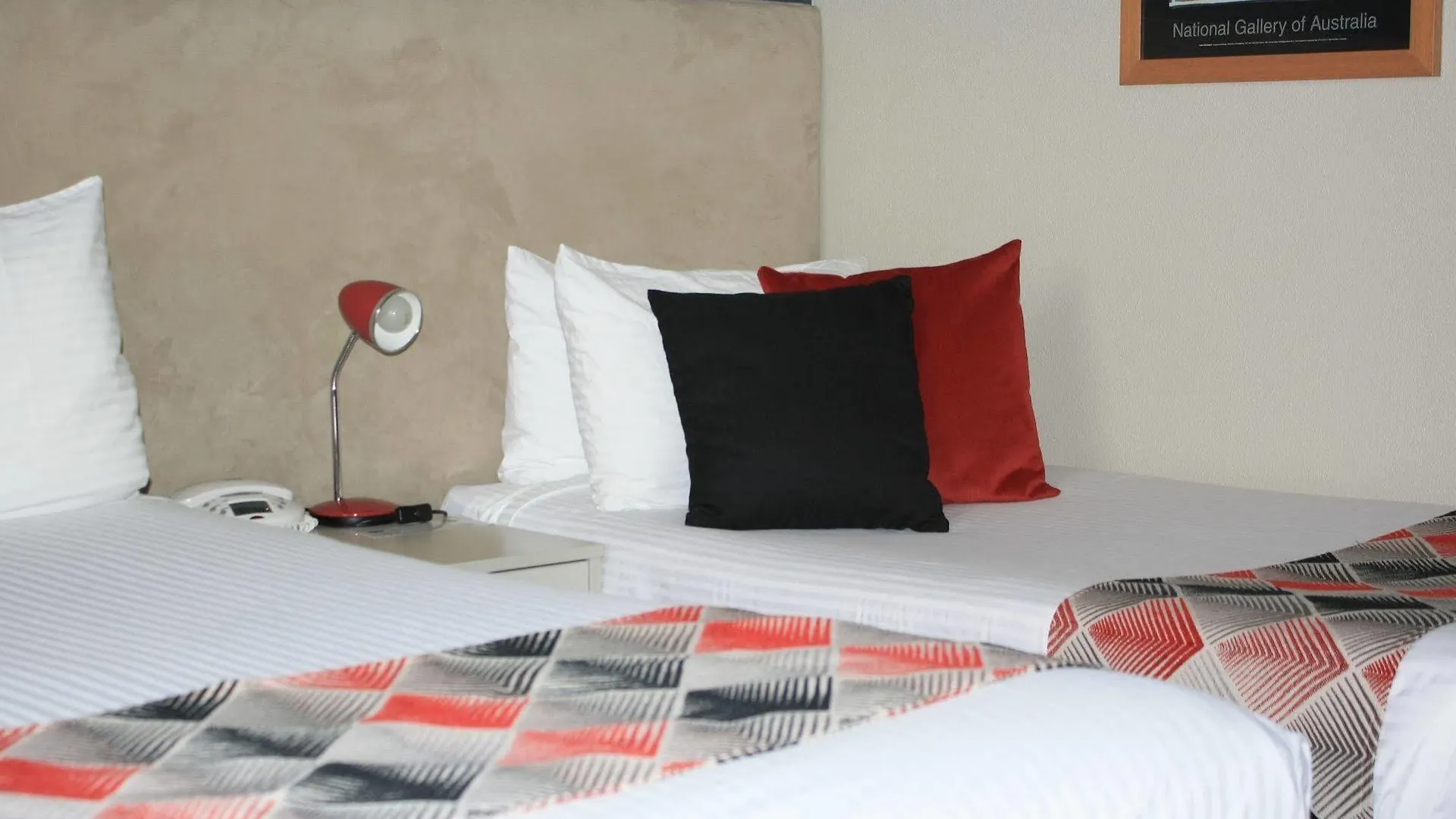 Statesman Hotel Camberra 3*,