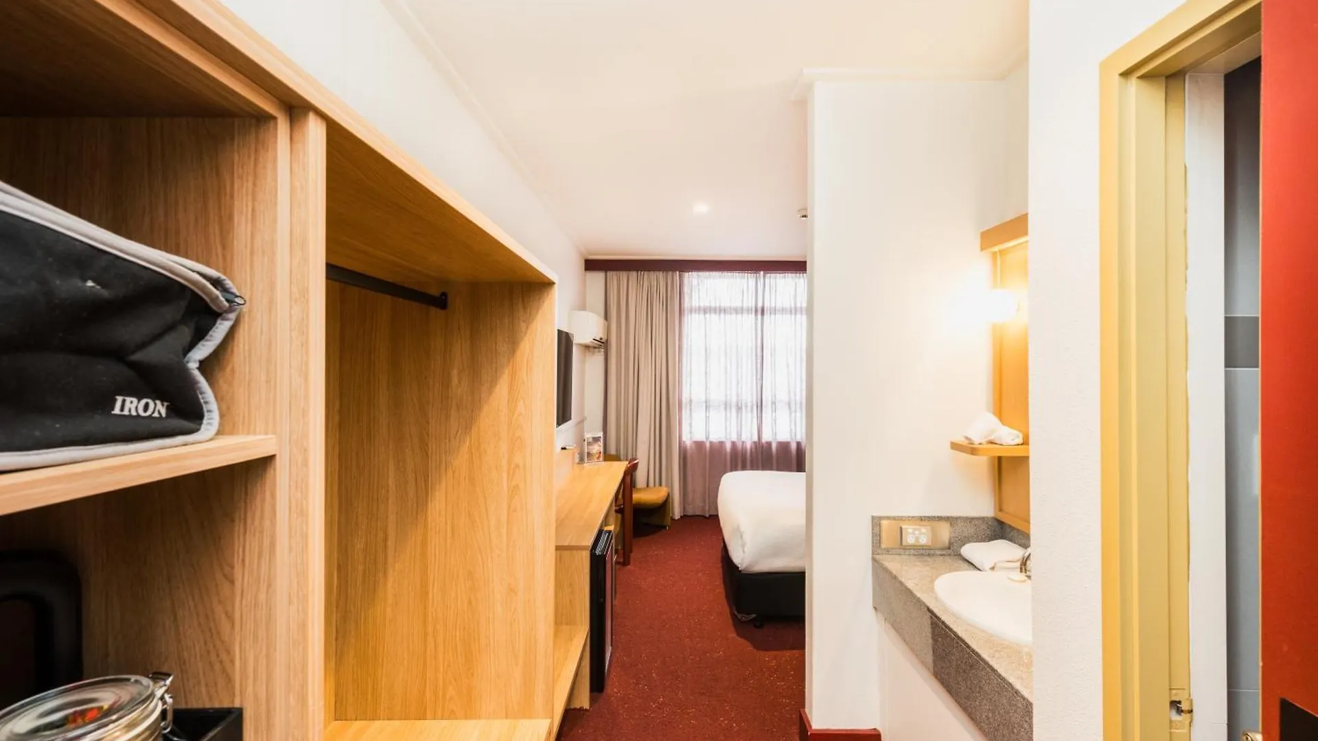 Statesman Hotel Canberra 3*,