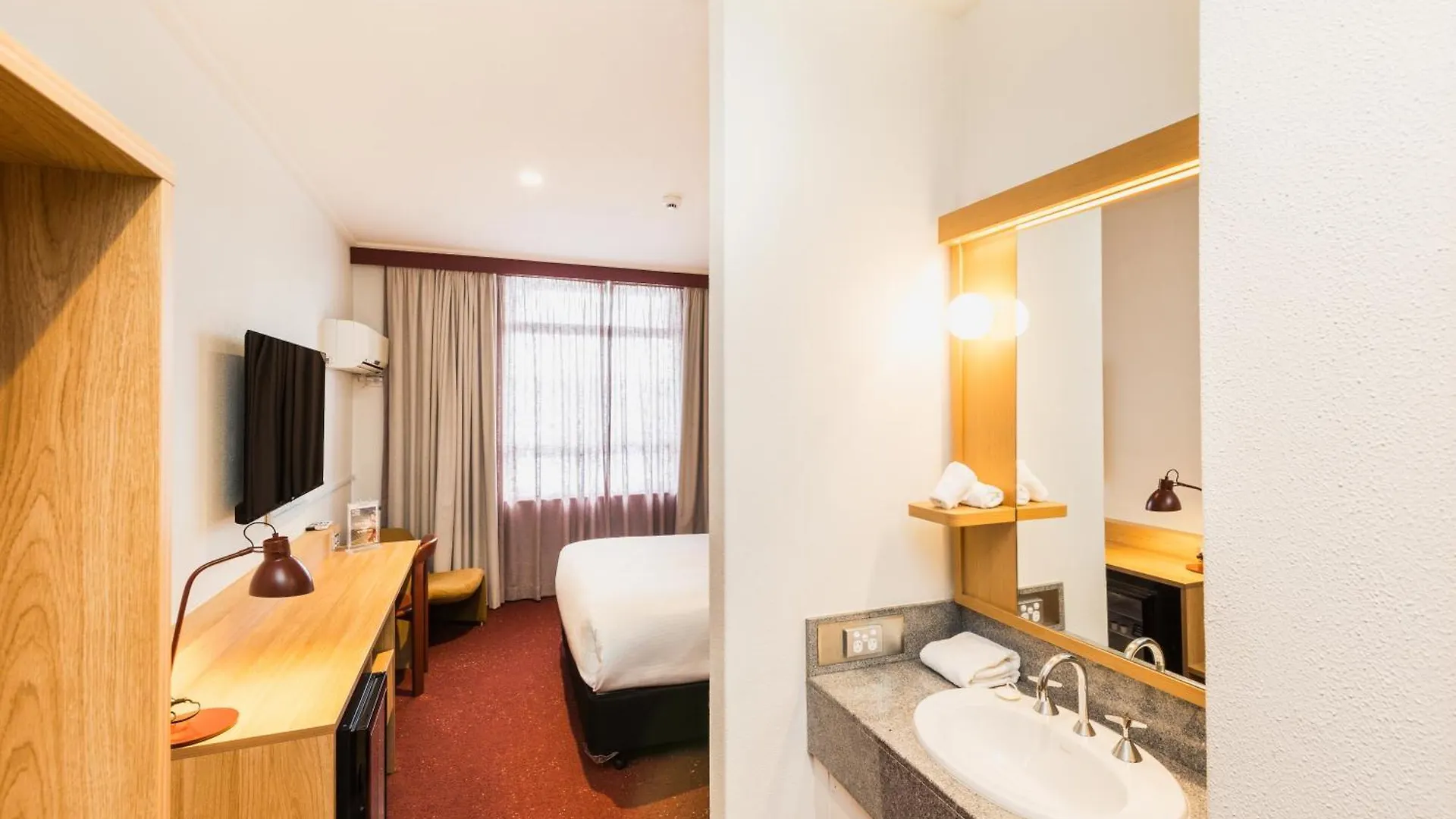 Statesman Hotel Canberra Motel