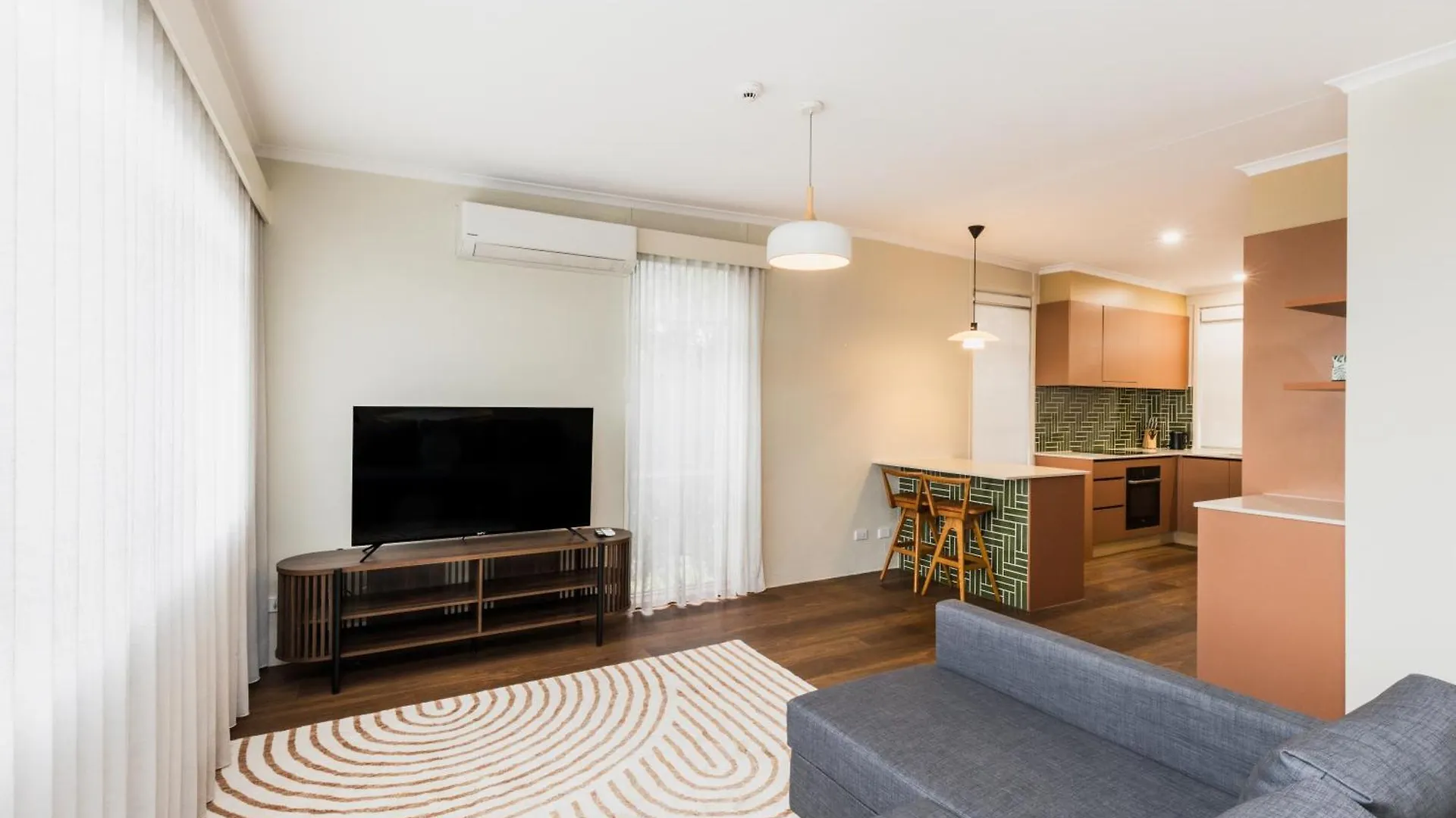 Statesman Hotel Canberra Motel