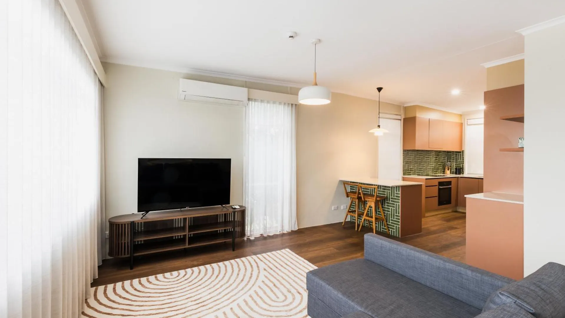 Statesman Hotel Canberra Motel
